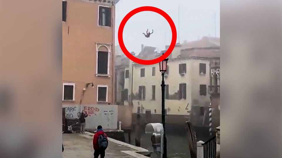 Venedig: Mann springt aus dem dritten Stock in einen Kanal Venedig: Mann springt aus dem dritten Stock in einen Kanal