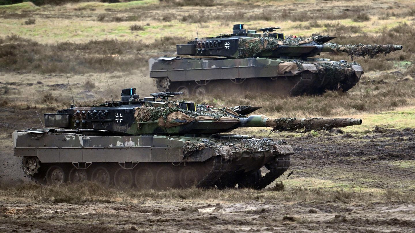 Zwei Leopard 2A6 des Panzerbataillon 203 der Bundeswehr fahren über den Truppenübungsplatz Senne.