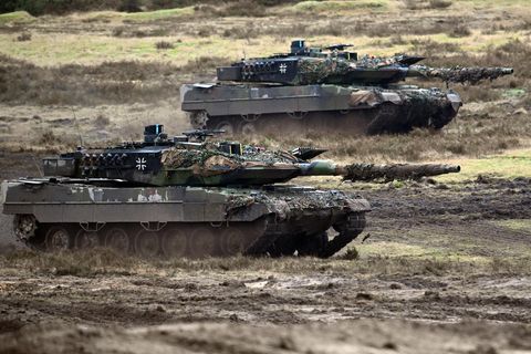 Zwei Leopard 2A6 des Panzerbataillon 203 der Bundeswehr fahren über den Truppenübungsplatz Senne.