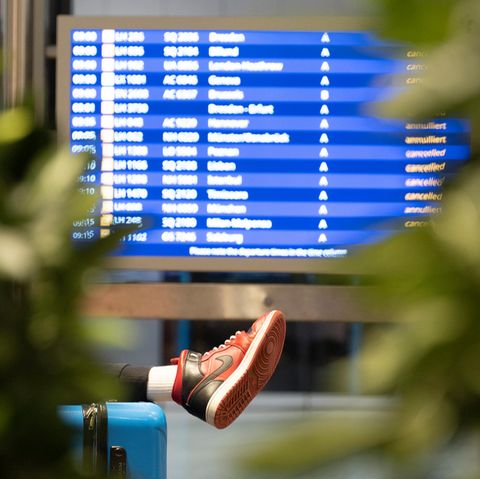 Ein Reisender liegt auf einer Bank am Flughafen Frankfurt