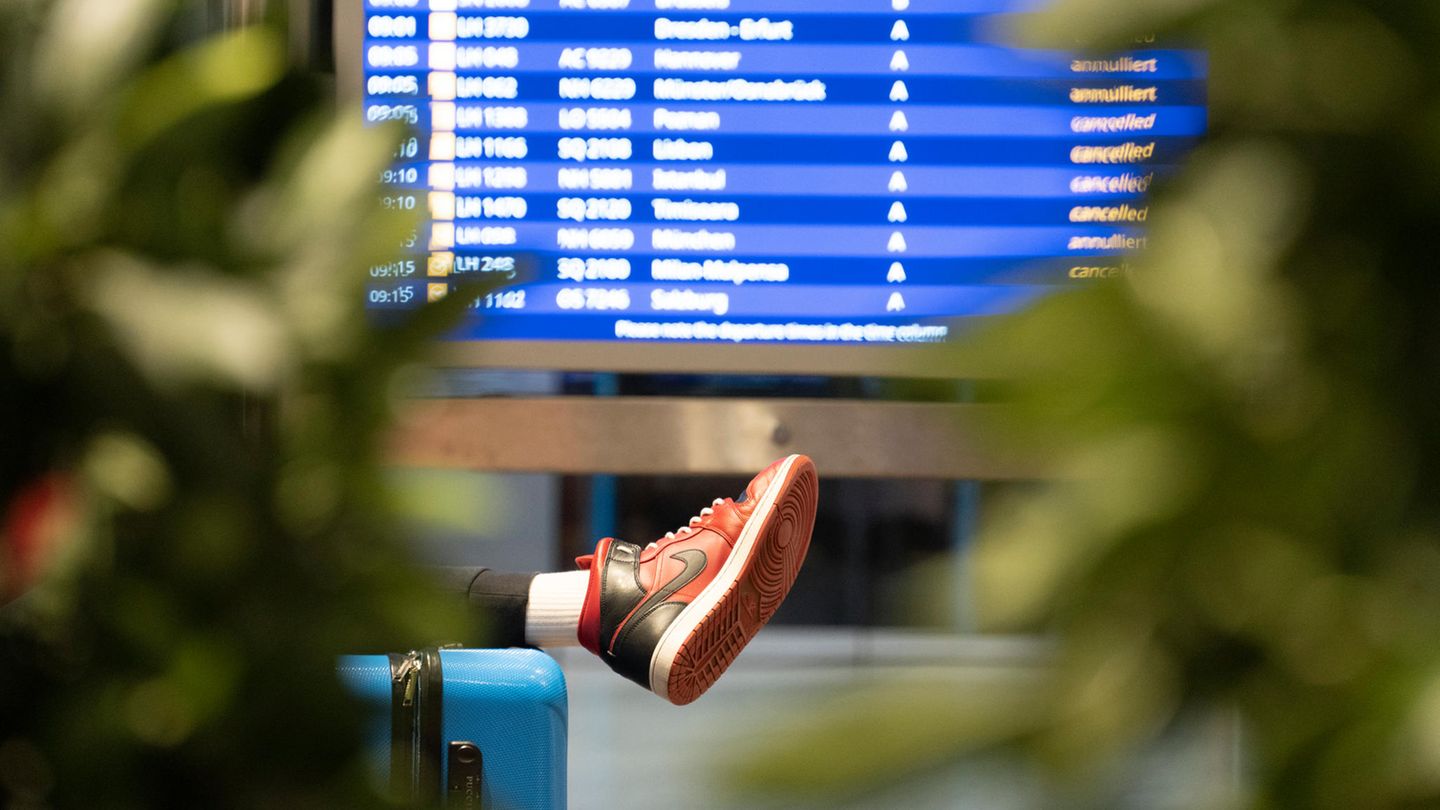 Ein Reisender liegt auf einer Bank am Flughafen Frankfurt