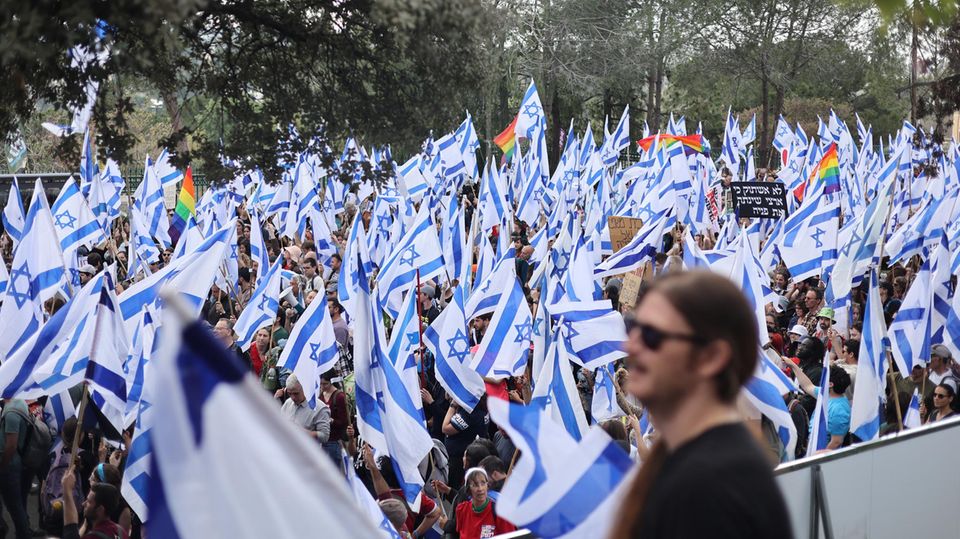 Demonstranten halten israelische Fahnen während eines Protests gegen den Plan von Premierminister Netanjahu