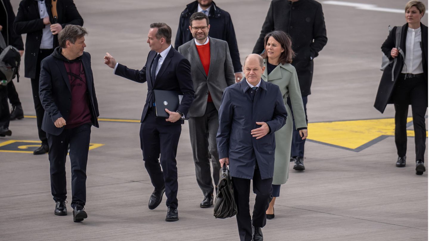 Bundeskanzler Olaf Scholz (SPD, vorne), gefolgt von mehreren Kabinettsmitgliedern, am Flughafen Berlin-Brandenburg