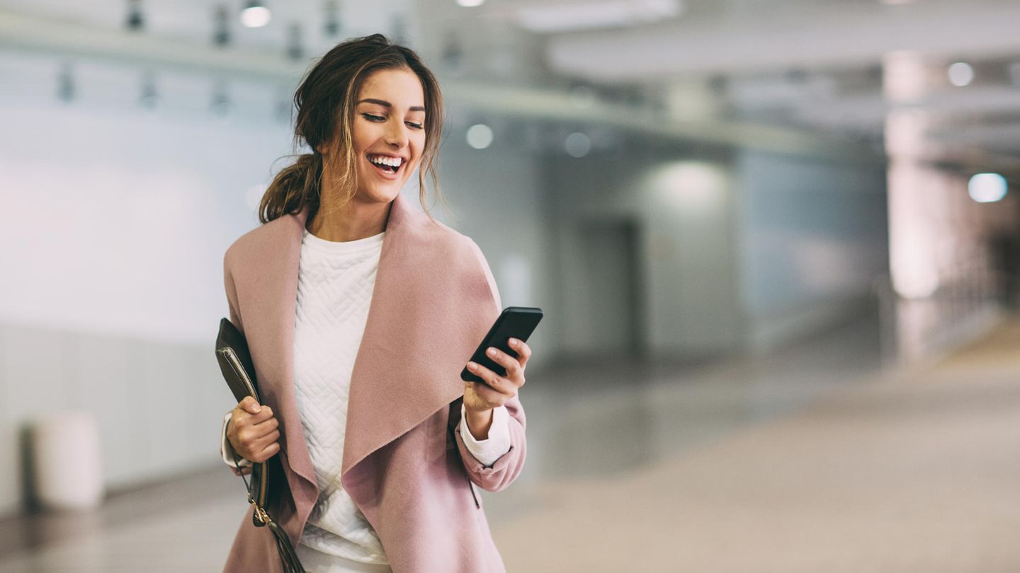 Frau mit Smartphone