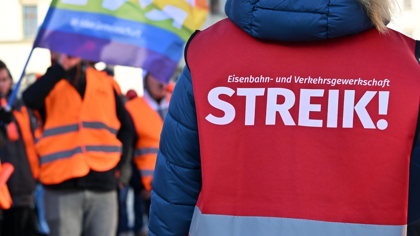 Deutschland und Frankreich – der Streik-Vergleich "Streik!" steht auf der Warnweste einer Teilnehmerin am Warnstreik vor dem Erfurter Hauptbahnhof