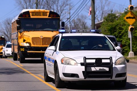 Fahrzeuge der Metro Nashville Police eskortieren Evakuierte aus der Schule und der Kirche