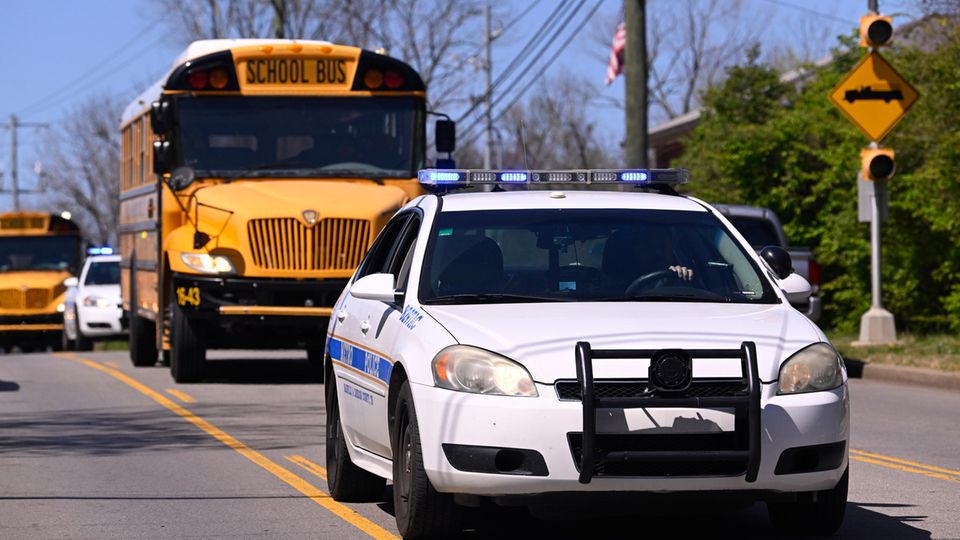 Fahrzeuge der Metro Nashville Police eskortieren Evakuierte aus der Schule und der Kirche