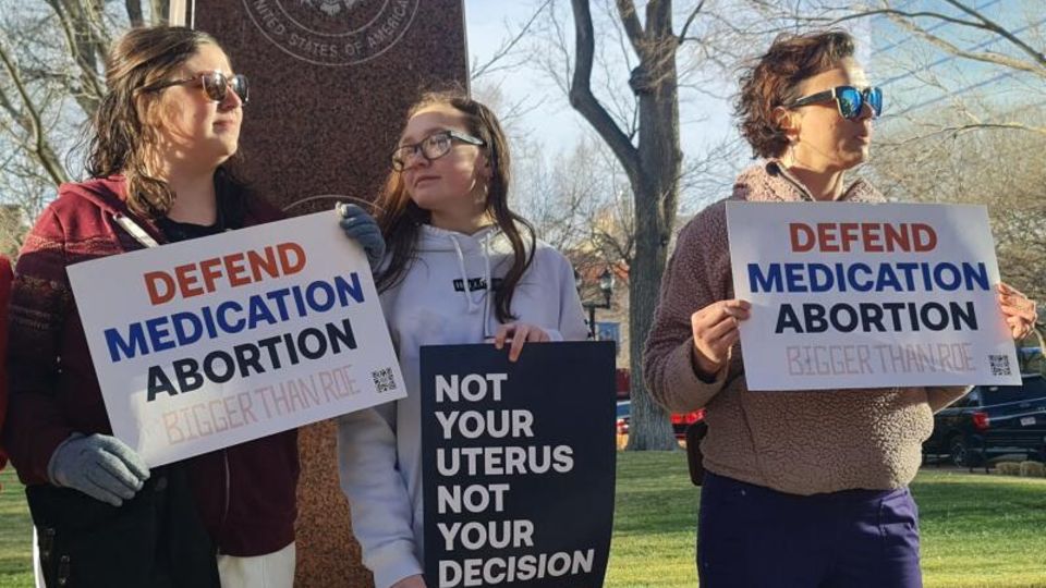 Menschen protestieren gegen das Verbot der Abtreibungspille vor dem Gericht in Texas