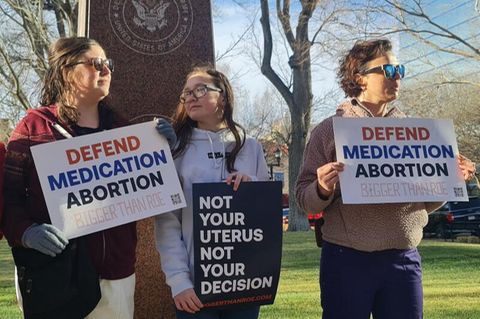 Menschen protestieren gegen das Verbot der Abtreibungspille vor dem Gericht in Texas