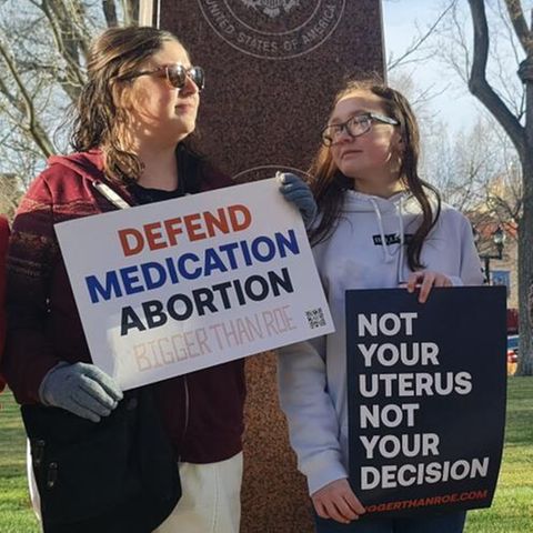 Menschen protestieren gegen das Verbot der Abtreibungspille vor dem Gericht in Texas