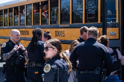 Kindern kommen an der Woodmont Baptist Church in Nashville an, um mit ihren Familien zusammengeführt zu werden