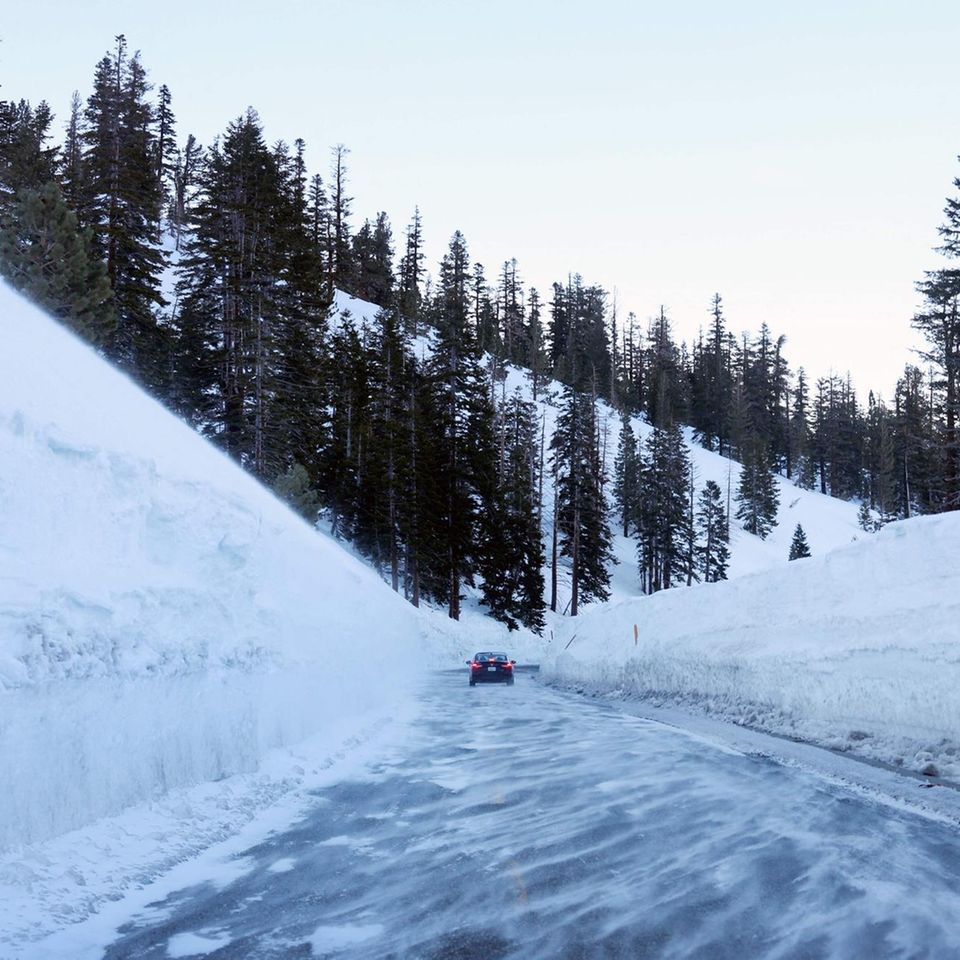 Mammoth Lakes, USA. Schon jetzt ist der Schnee neben dieser Straße in der Sierra Nevada meterhoch aufgetürmt. Und es kommt noch mehr: Ein starkes Sturmsystem soll in höheren Lagen mehrere Meter Neuschnee bringen. Nach Jahren der Dürre in Kalifornien könnte die durchschnittliche Schneedecke dann einen neuen Rekord erreichen. Der letzte ist gerade mal vier Tage alt. Am 24. März wurde in der südlichen Sierra Nevada eine Schneedecke von 286 Prozent des Normalwerts gemessen – der höchste jemals dort erreichte Wert. Grund ist der Klimawandel, der zu einer Zunahme von Wetterextremen führt.