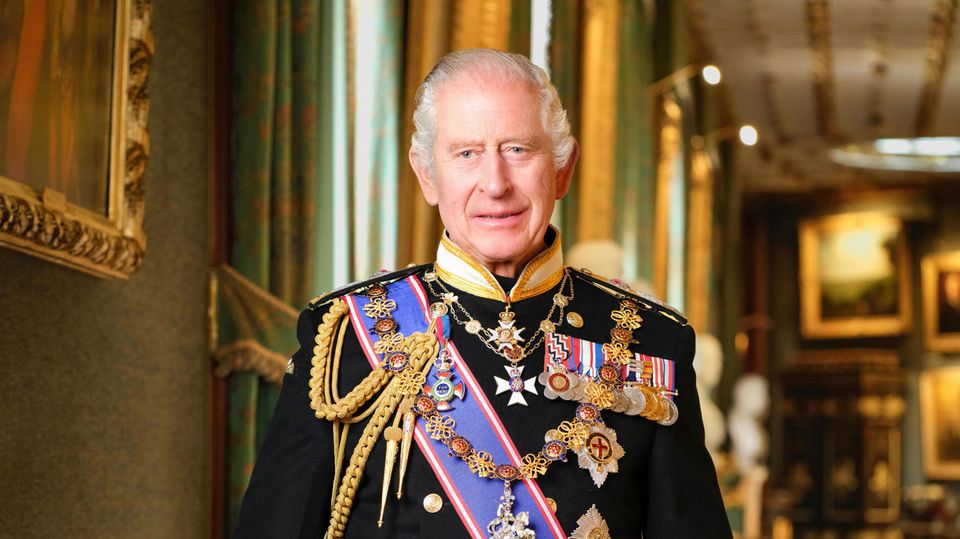 Eine Portraitaufnahme von König Charles im Anzug