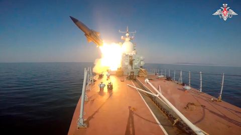 Japanisches Meer. Dieses vom russischen Verteidigungsministerium zur Verfügung gestellte Foto soll den Abschuss einer Anti-Schiffs-Rakete durch ein russisches Kampfschiff in der Peter-der-Große-Bucht zeigen