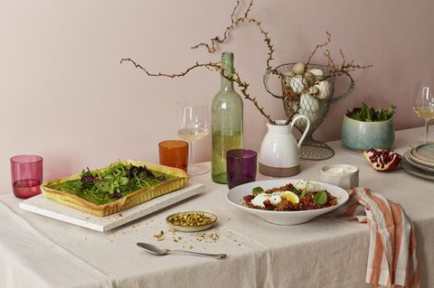 In der Einfachheit liegt die Würze: Unsere Ostertafel ist klassisch dekoriert. Das Essen soll hier im Mittelpunkt stehen