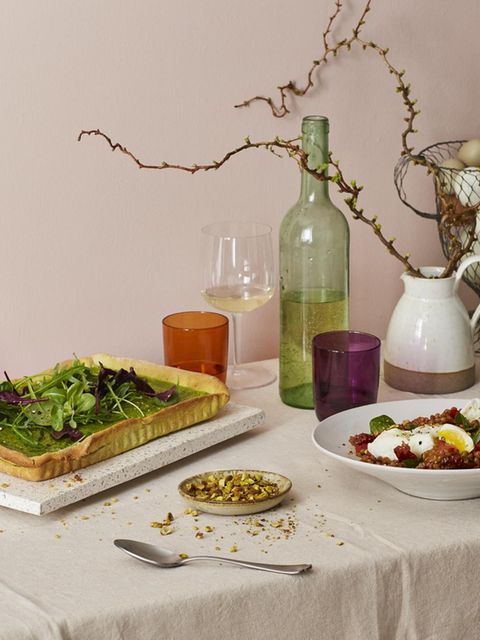 In der Einfachheit liegt die Würze: Unsere Ostertafel ist klassisch dekoriert. Das Essen soll hier im Mittelpunkt stehen