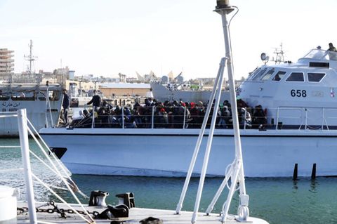 Migranten auf einem Schiff der Küstenwache in Libyen