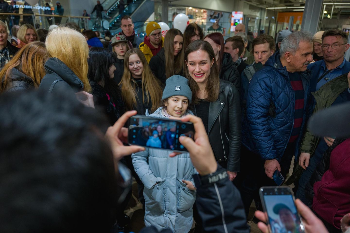 Sanna Marin macht Wahlkampf-Selfies