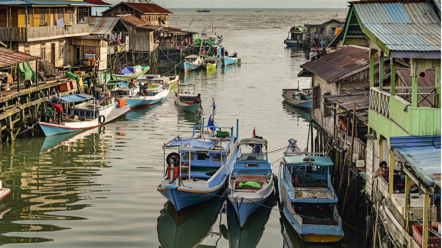 Boote in der Mündung des Kiam-Flusses bei Talisayan. Die Stadt auf Borneo ist ein Zentrum der Lichtfischerei