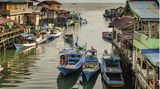 Boote in der Mündung des Kiam-Flusses bei Talisayan. Die Stadt auf Borneo ist ein Zentrum der Lichtfischerei