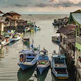 Boote in der Mündung des Kiam-Flusses bei Talisayan. Die Stadt auf Borneo ist ein Zentrum der Lichtfischerei