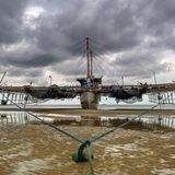 Schmales Boot mit riesigen Flügeln: Ein Bagan samt Lattengerüst liegt bei Ebbe auf dem Trockenen