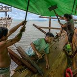 Arbeiter zimmern den Rumpf eines Bagans aus schwerem Eisenholz. Die Plattform darauf wird auf See montiert