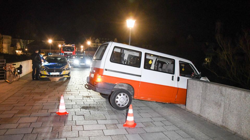 Unfall in Regensburg: Ein Kleinbus hat das Geländer der Steinernen Brücke durchbrochen.