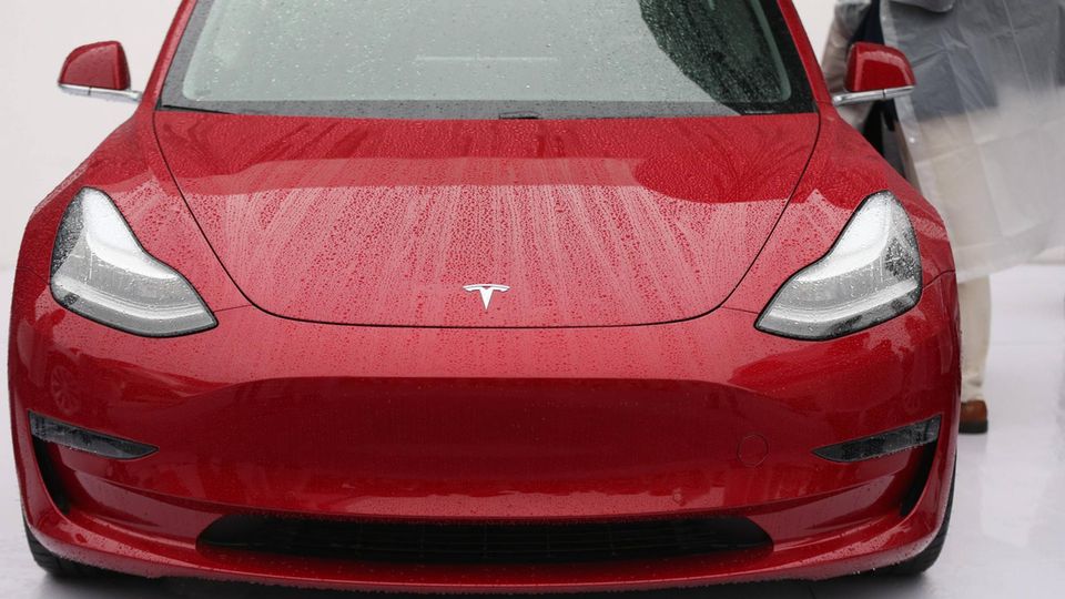 Ein Tesla Model 3 in Frontansicht