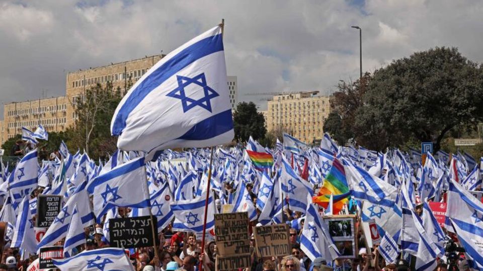 Menschen demonstrieren am Montag vor dem Parlament in Jerusalem