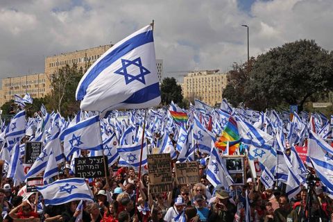 Menschen demonstrieren am Montag vor dem Parlament in Jerusalem
