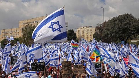 Menschen demonstrieren am Montag vor dem Parlament in Jerusalem