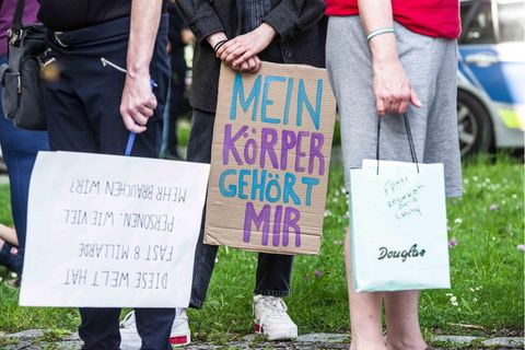 "Mein Körper gehört mir" steht auf dem Schild einer Protestlerin bei einer Demo für das recht auf Abtreibung