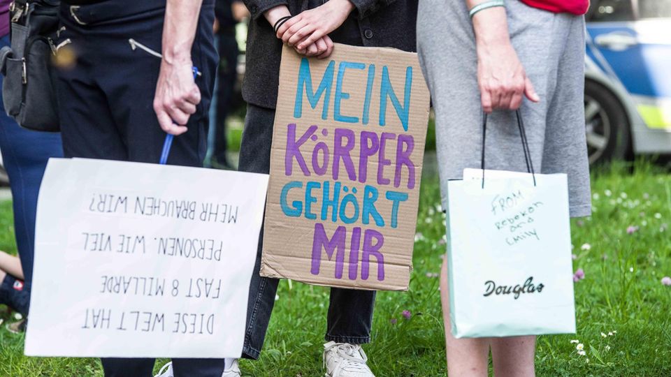 "Mein Körper gehört mir" steht auf dem Schild einer Protestlerin bei einer Demo für das recht auf Abtreibung