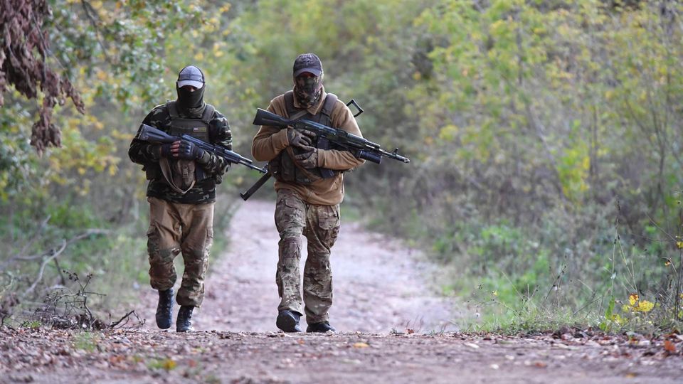Ukraine: Zwei Soldaten auf einer Straße