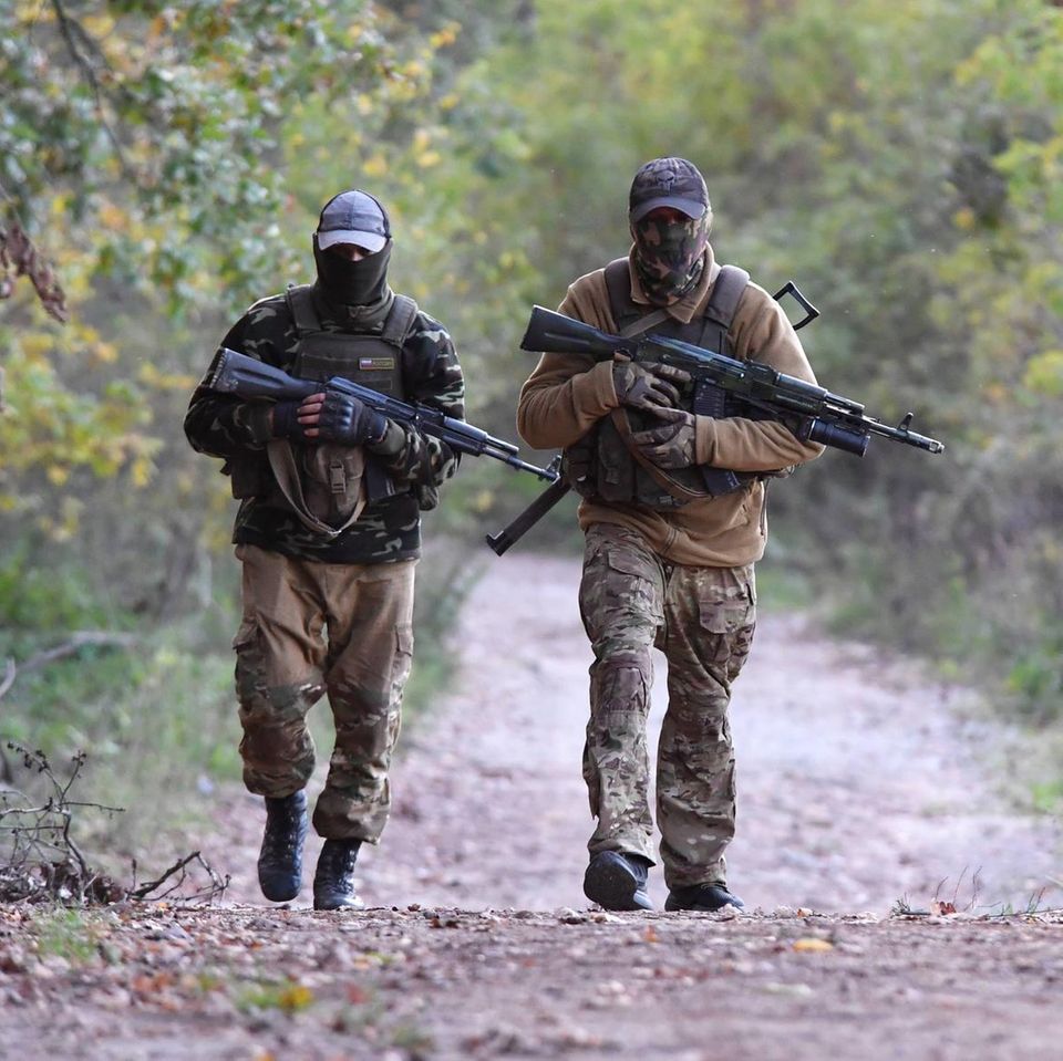 Ukraine: Zwei Soldaten auf einer Straße