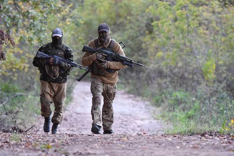 Ukraine: Zwei Soldaten auf einer Straße