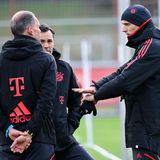 Thomas Tuchel  mit Co-Trainer Arno Michels und Fitness-Trainer Holger Broich