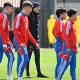 Thomas Tuchel bei der ersten Trainingseinheit mit den Spielern des FC Bayern
