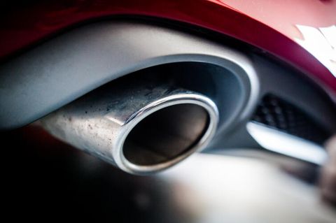 Der Auspuff eines Autos mit Dieselmotor