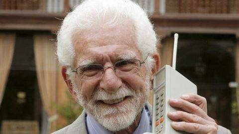 Der US-Ingenieur Martin Cooper hält im Jahr 2009 eines der ersten Mobiltelefone