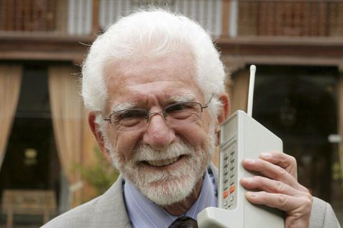 Der US-Ingenieur Martin Cooper hält im Jahr 2009 eines der ersten Mobiltelefone