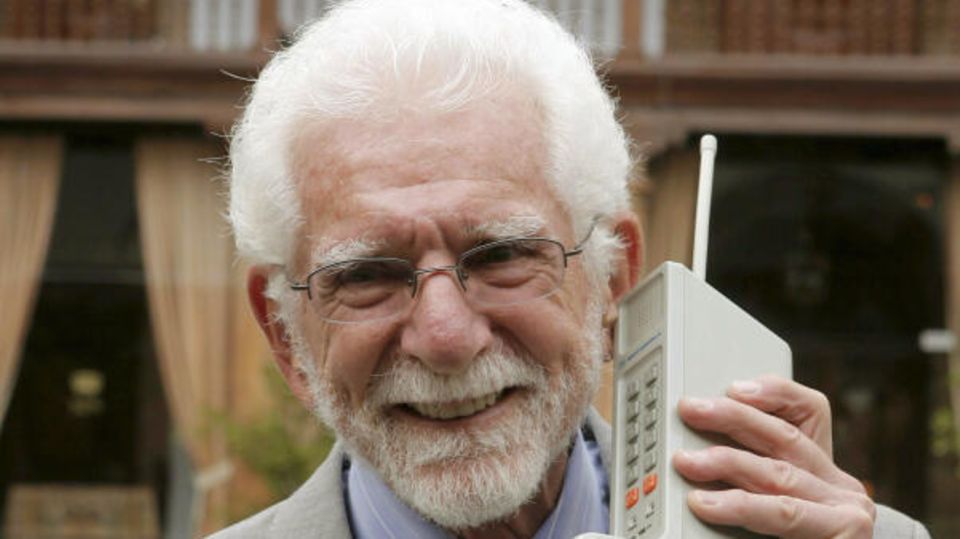 Der US-Ingenieur Martin Cooper hält im Jahr 2009 eines der ersten Mobiltelefone