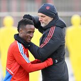 Thomas Tuchel und Bouna Sarr beim ersten Bayern-Training