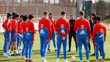 Thomas Tuchel absolviert sein erstes Training mit den Stars des FC Bayern München. Der neue Coach leitete die Einheit auf dem Vereinsgelände an der Säbener Straße mit einem kleinen Kader.