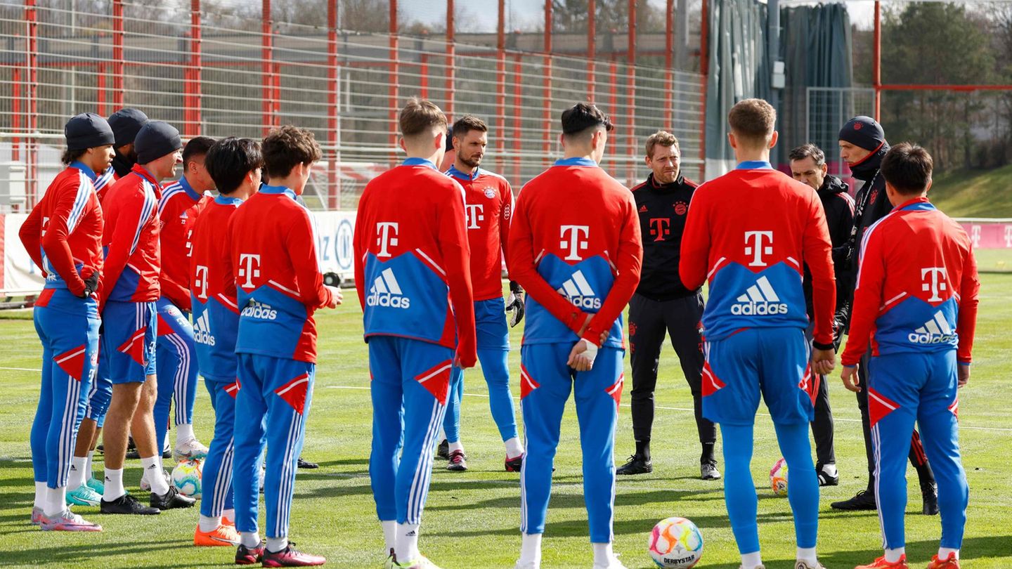 Ansprache im Kreis Thomas Tuchel absolviert sein erstes Training mit den Stars des FC Bayern München. Der neue Coach leitete die Einheit auf dem Vereinsgelände an der Säbener Straße mit einem kleinen Kader.