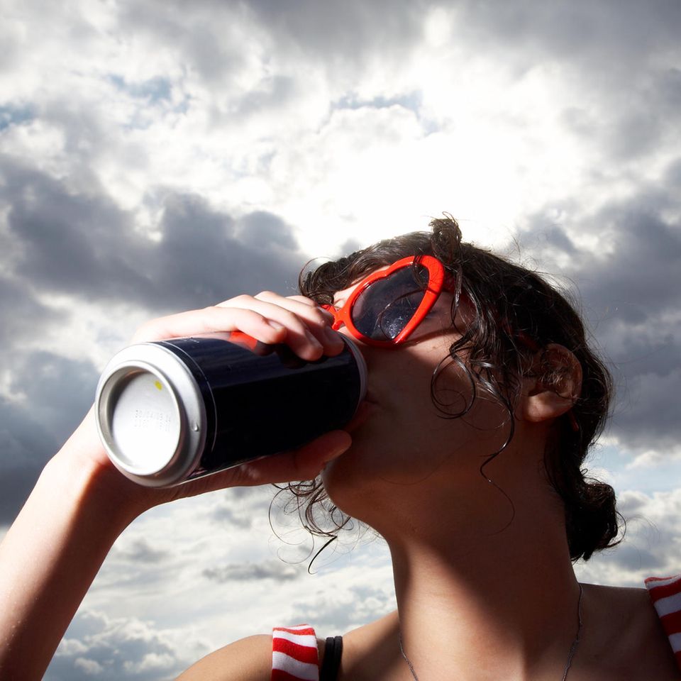 Frau trinkt Bier aus Dose