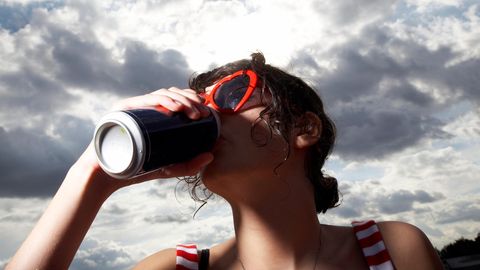 Frau trinkt Bier aus Dose