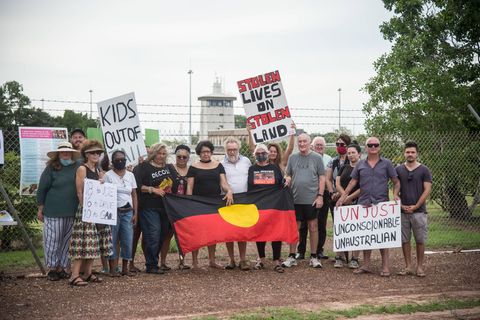Gruppe von Aktivisten vor dem Jugendgefängnis in Darwin