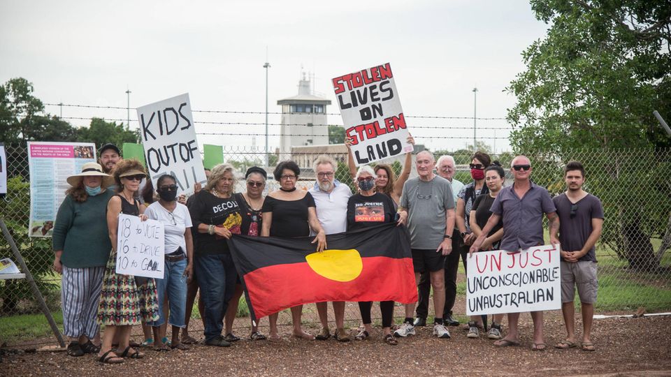 Gruppe von Aktivisten vor dem Jugendgefängnis in Darwin